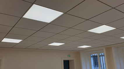 dalles faux plafond avec luminaires intégrés
