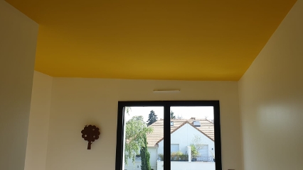 peinture jaune de plafond dans chambre d'enfant