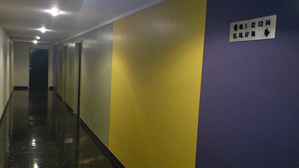 couloir en peinture époxy multicolore