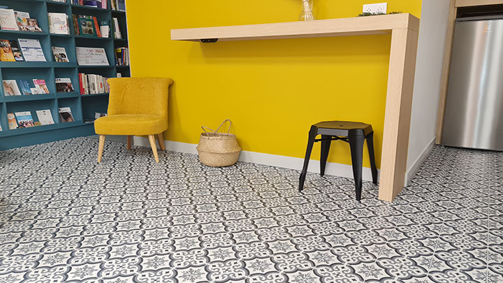 carrelage en terre cuite dans une bibliothèque