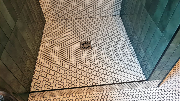sol en mosaïque pour douche à l'italienne