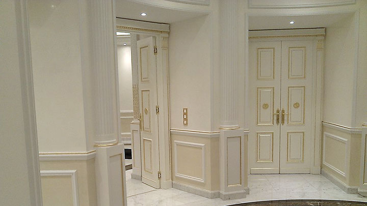 dorures sur moulures hall d'entrée