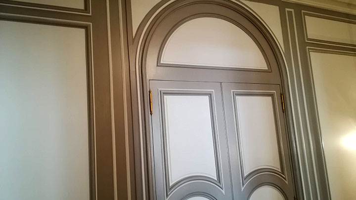 peinture sur porte avec réchampis