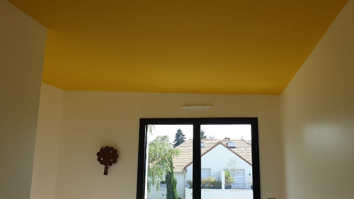 peinture jaune au plafond dans chambre d'enfant