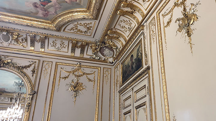 décoration en dorure mur et plafond