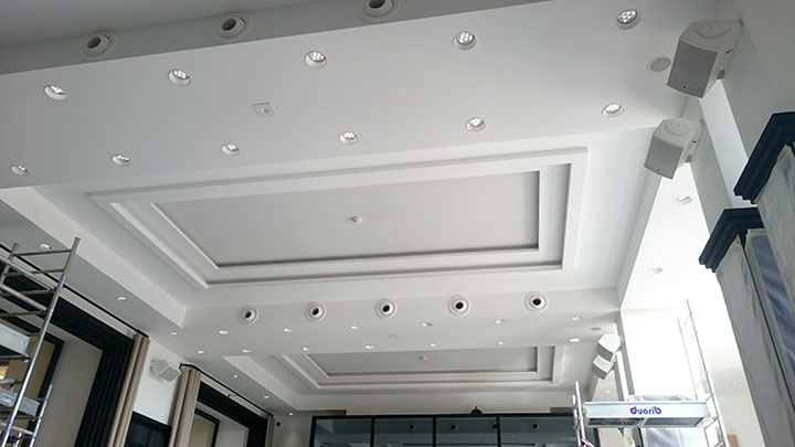 plafond en staff dans hall d'entrée