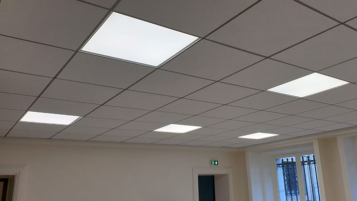 dalles faux plafond avec luminaires intégrés