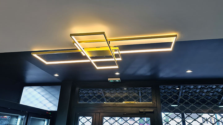 faux plafond avec luminaire et spots