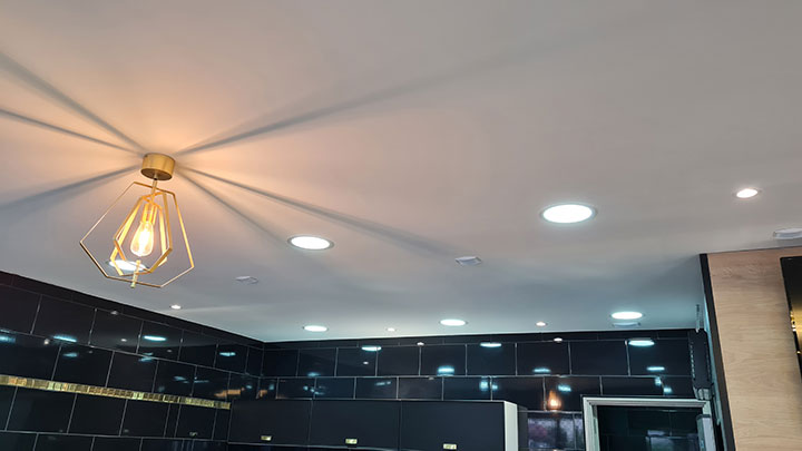faux plafond avec luminaire et spots