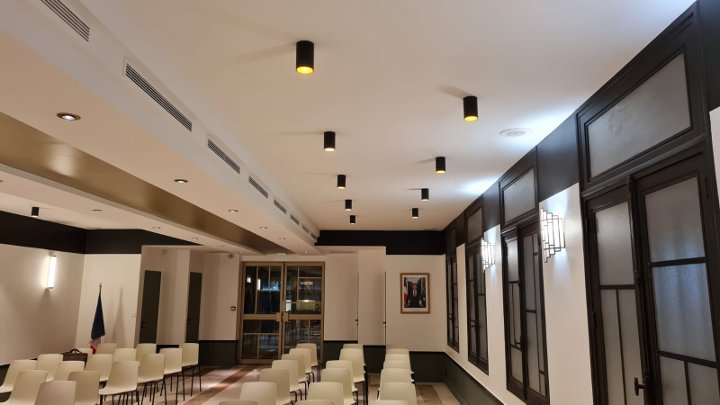 faux plafond suspendu en placoplâtre dans une mairie