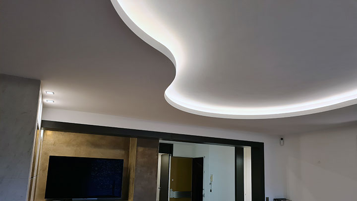 plafond en staff avec gorge lumineuse