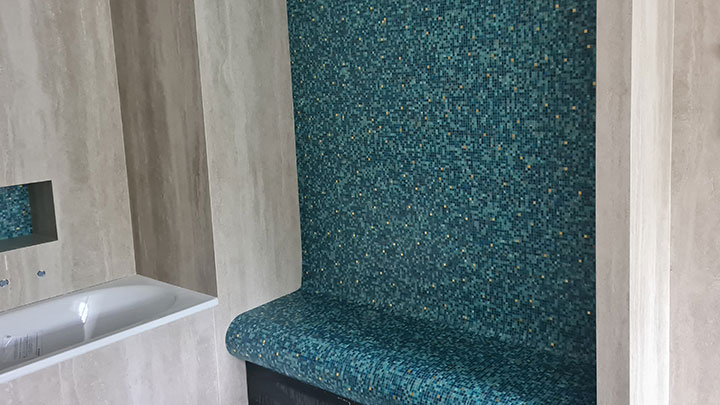 mur en mosaïque pour salle de bain