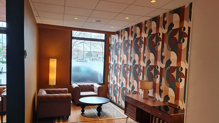 papier peint avec dessins dans hall d'hôtel