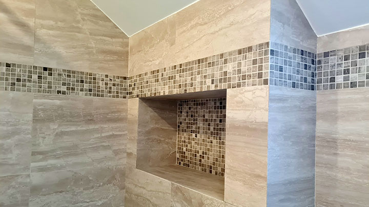 faïences et mosaïques dans salle de bain
