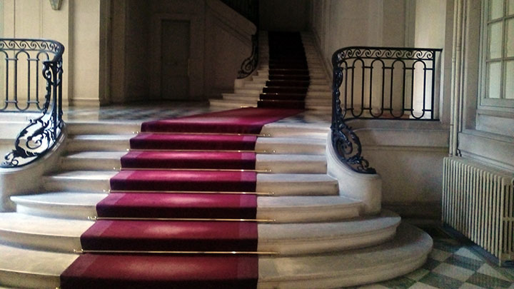 tapis rouge dans hall d'immeuble parisien