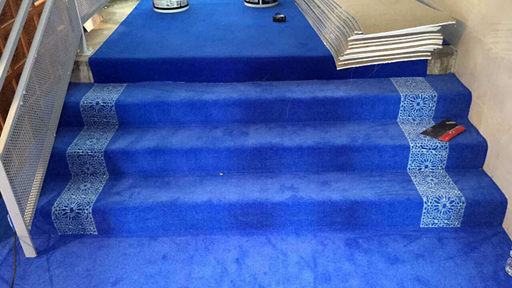 moquette à coller sur marches d'escalier